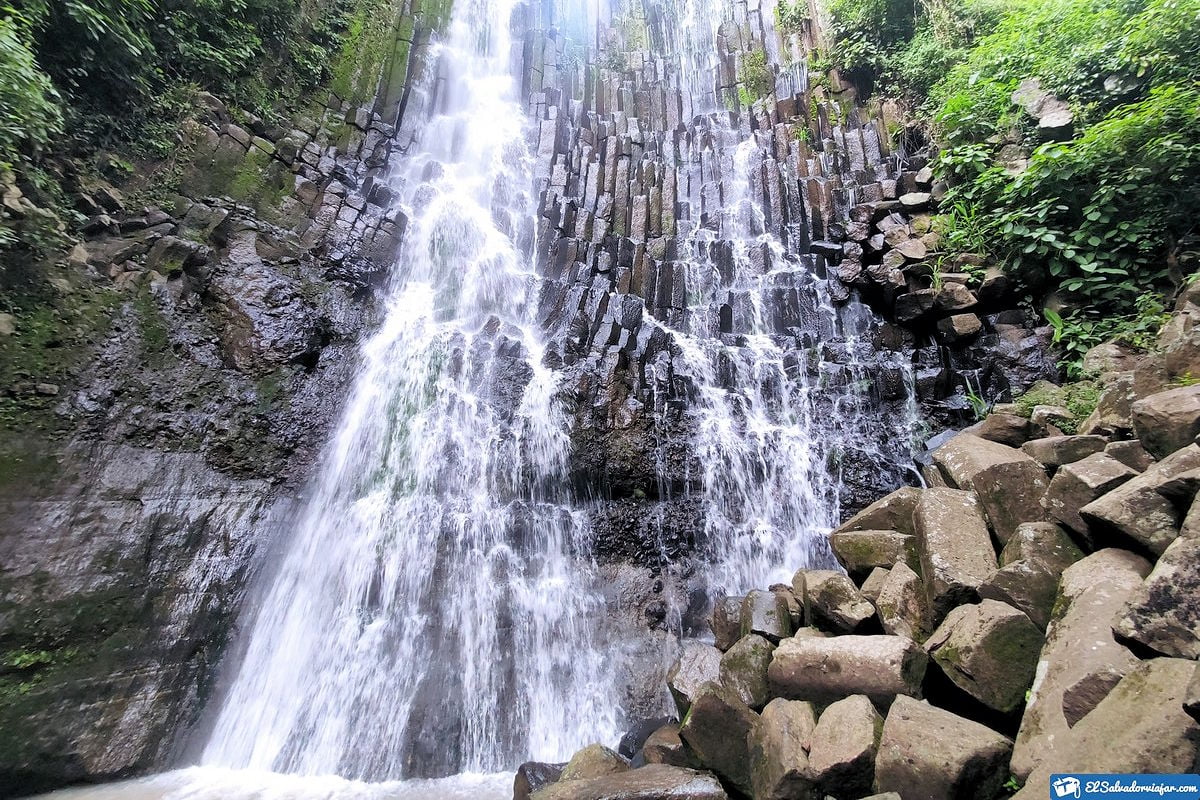 What to visit in Suchitoto. Los Tercios Waterfall