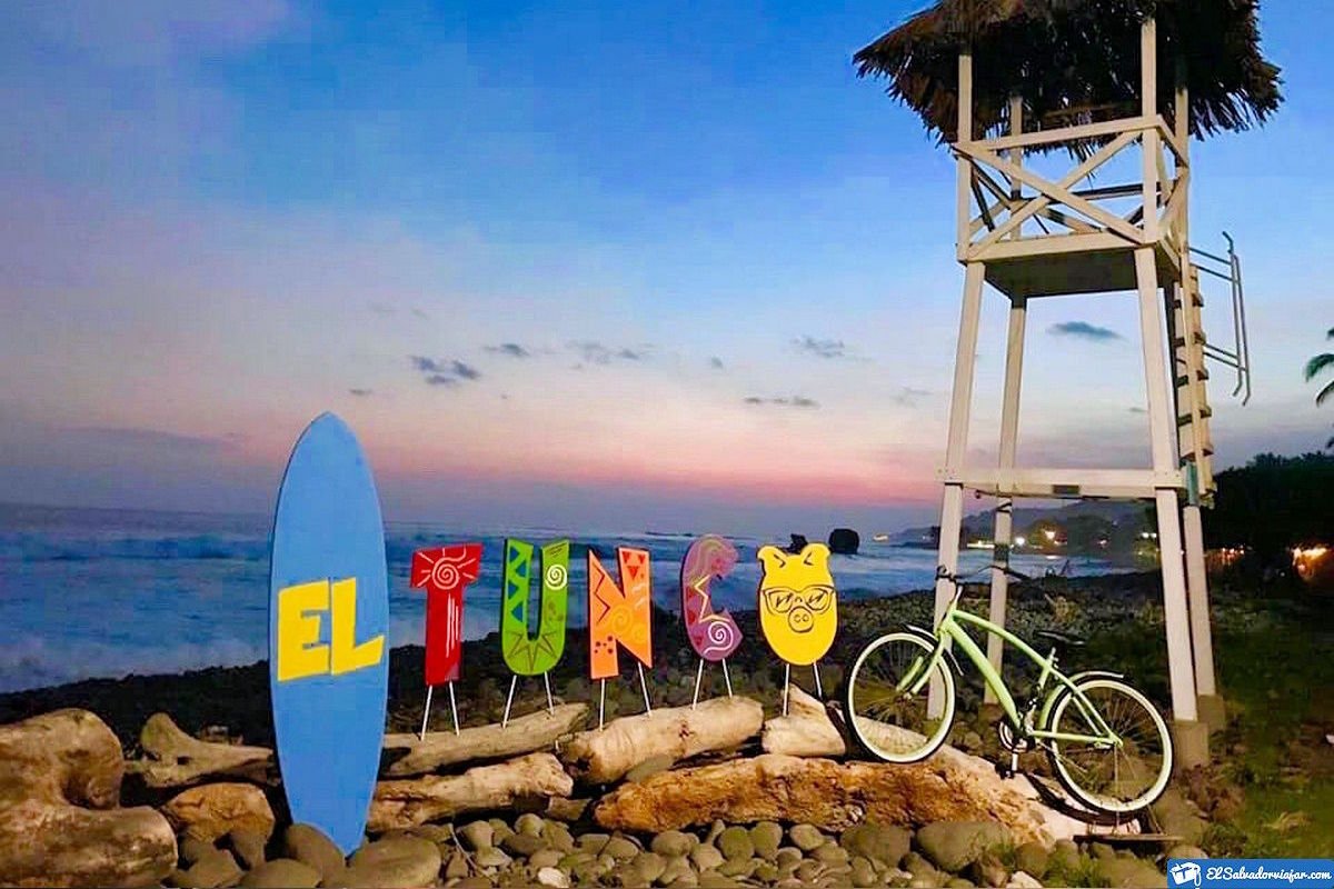 Places near Las Flores. Visit El Tunco Beach.