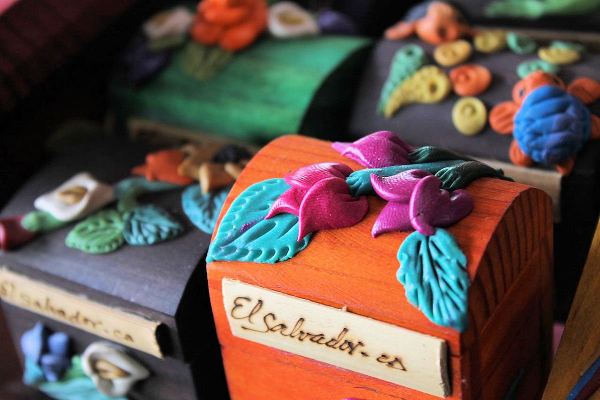 Clay Jewelry Box, handicrafts from Ilobasco. 