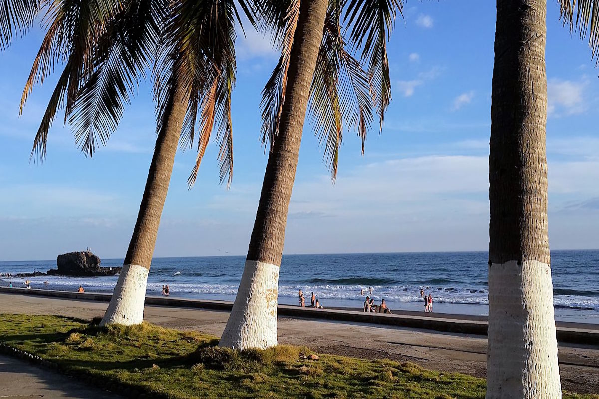 Visit El Sunzal Beach, El Salvador
