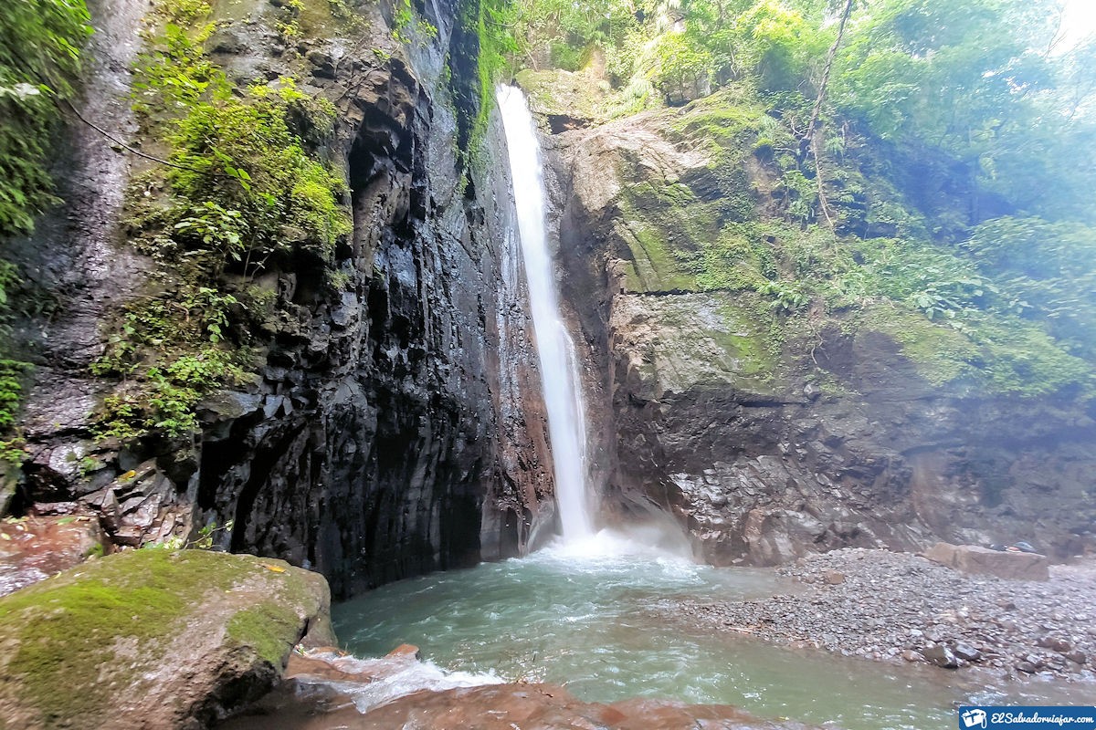 Visit the Tamanique Waterfalls, beautiful waterfalls of El Salvador.