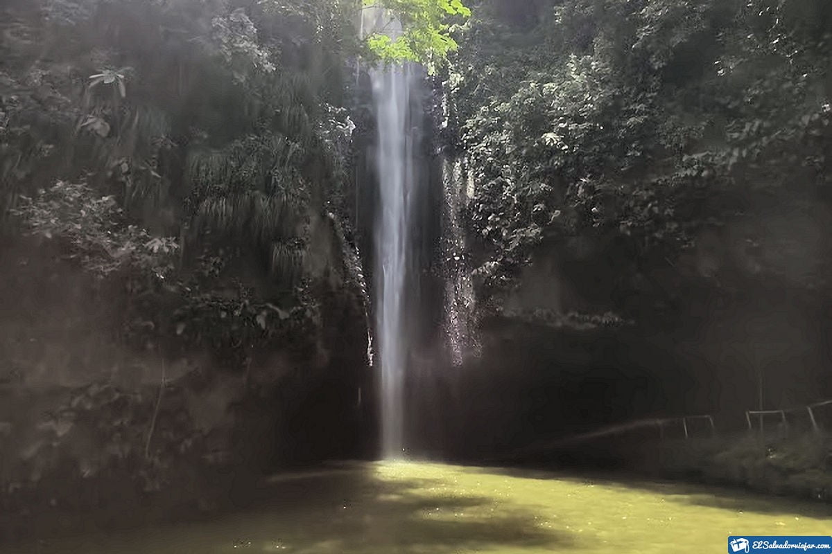 Visit El Escuco Waterfall in Sonsonate.