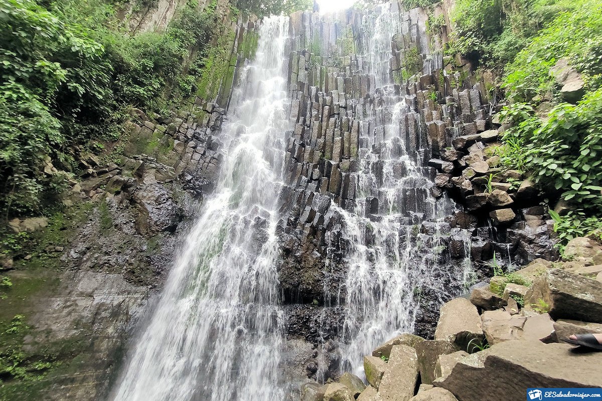 Visit Los Tercios Waterfall. Stone details.hitoto