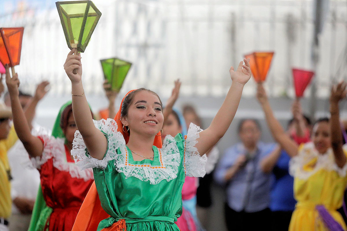 Dance of the "farolitos" in Apaneca.
