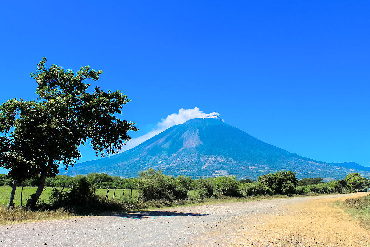 Road to San Miguel volcano