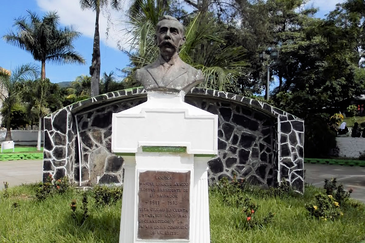 Bust of Manuel Enrique Araujo