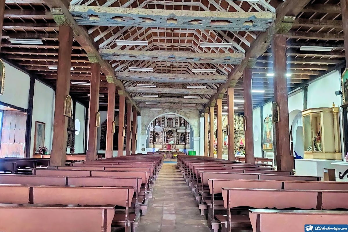 Interior Iglesia de la Santa Cruz de Roma