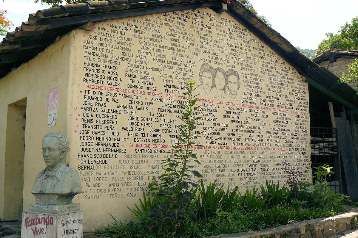 Mural en honor a las víctimas de Cinquera