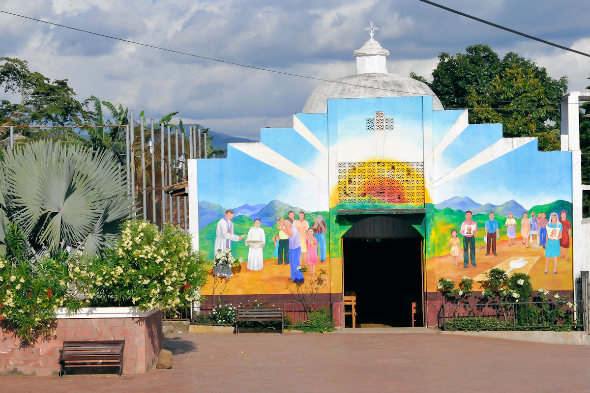 Iglesia conmemorativa de la masacre en Ruta de la Paz