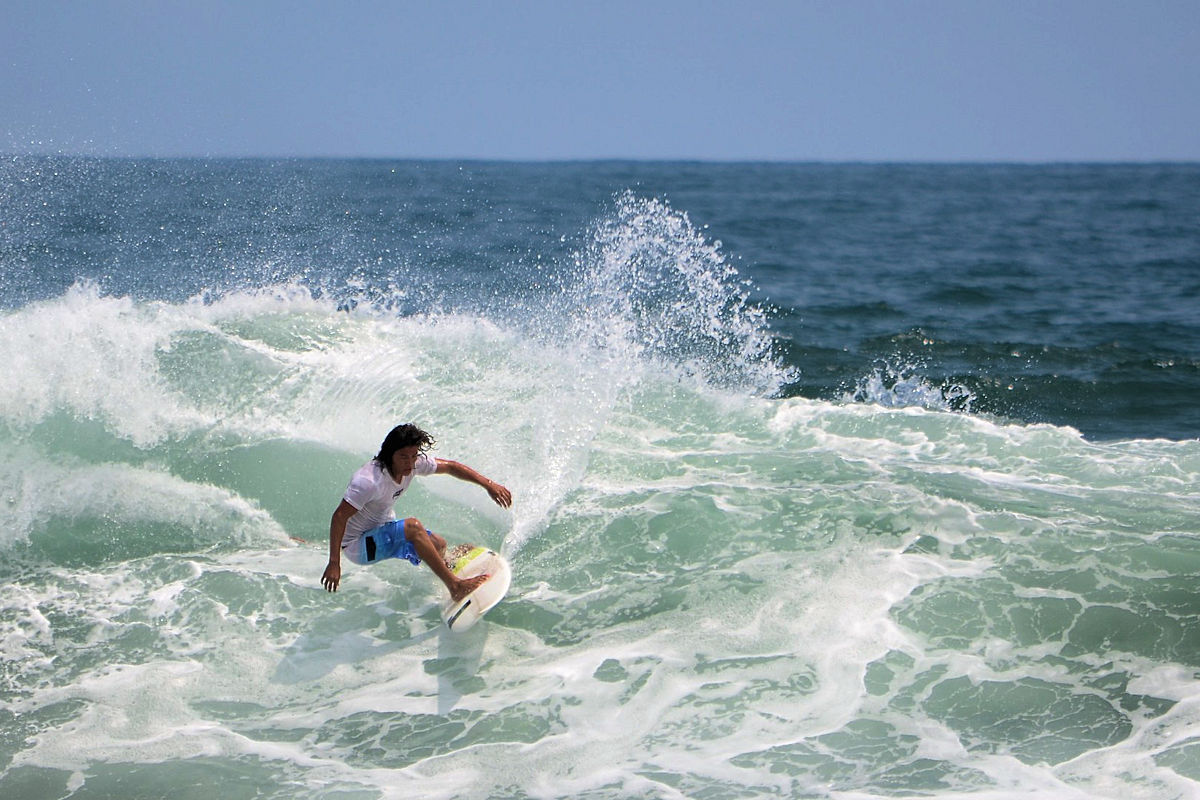 Hacer surf en Playa el Zonte